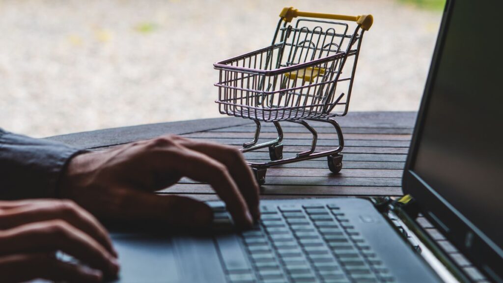 Um carrinho de compras sobre um computador portátil como uma forma de aquisição de novos clientes.