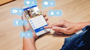 Uma mão segurando um smartphone com um feed de mídia social ao vivo, ícones de reação e números de curtidas, representando o Marketing de Influência.